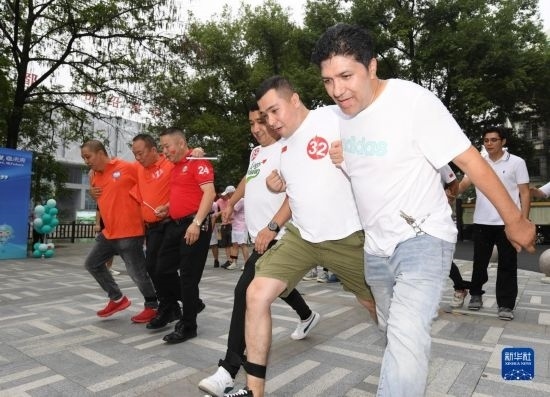 9月28日，在柯橋柯亭社區(qū)，各民族居民參加趣味運(yùn)動(dòng)會(huì)。