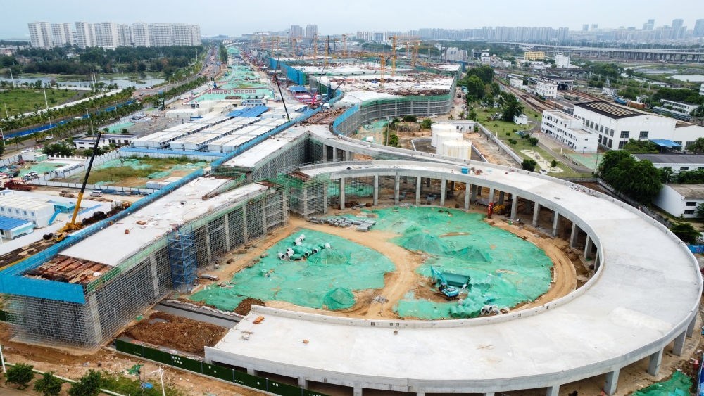 9月9日拍攝的?？谛潞８酆湍细邸岸€口岸”（貨運）集中查驗場所建設項目（無人機照片）。該項目是海南自貿港封關運作重點項目。新華社記者 楊冠宇 攝