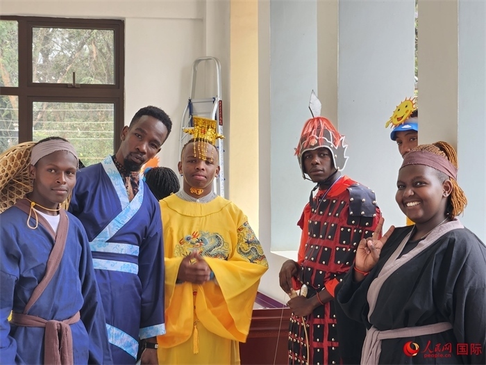 28日，肯尼亞內(nèi)羅畢大學(xué)孔子學(xué)院舉行“詩劇頌中秋，中肯共月明”中秋慶典，情景劇《嫦娥奔月》部分演員合影。人民網(wǎng)記者 黃煒鑫攝