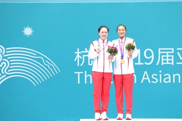 9月29日，鄭欽文(右)和朱琳在頒獎(jiǎng)儀式上合影。當(dāng)日，在杭州亞運(yùn)會(huì)網(wǎng)球女子單打決賽中，中國(guó)代表團(tuán)選手鄭欽文2:0戰(zhàn)勝隊(duì)友朱琳奪得冠軍。人民網(wǎng)記者 李乃妍攝