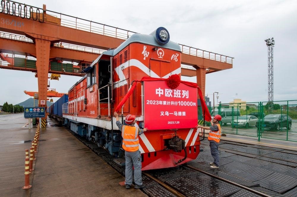 △2023年7月29日，滿載110個(gè)標(biāo)箱出口貨物的X8020次中歐班列從浙江義烏西站準(zhǔn)備啟程。