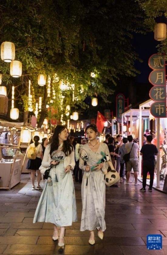 在成都寬窄巷子，兩位來自安徽的游客在新“十二月市”街區(qū)游覽（9月29日攝）。