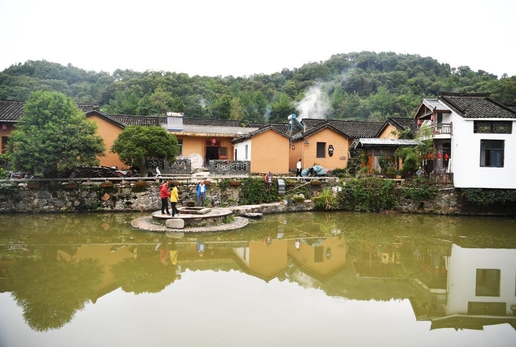 圖為9月27日游客在田鋪大塆參觀游玩。新華社記者張浩然攝