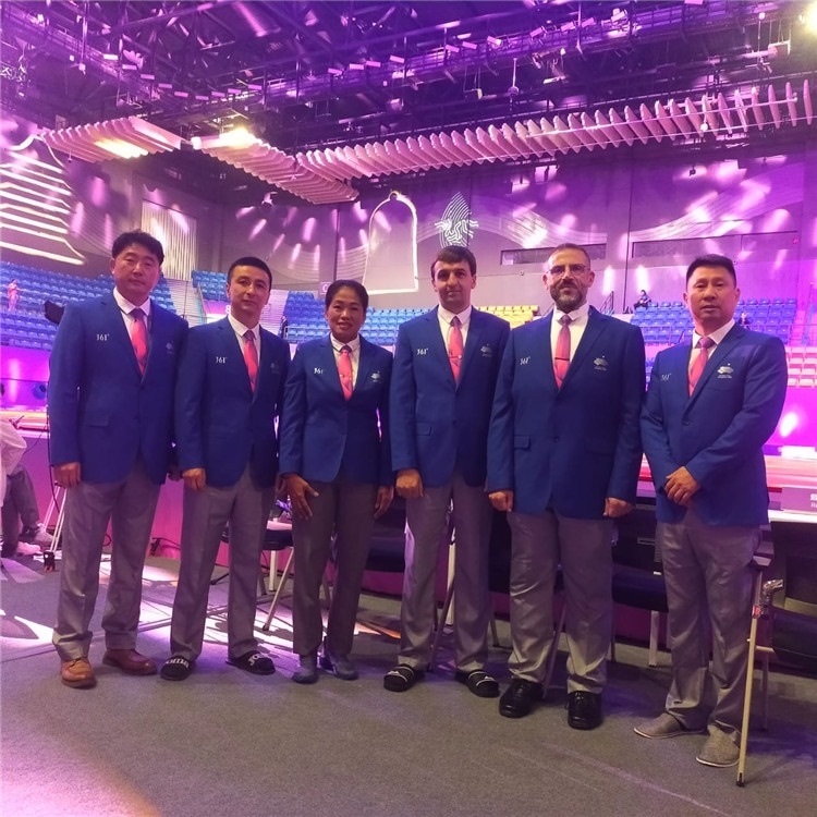 詹多斯·基亞諾夫與各國(guó)裁判員合影(左二)。 受訪者供圖