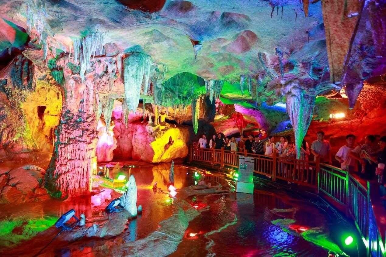 國慶假期期間，江西萬年神農(nóng)宮景區(qū)游人如織。受訪者供圖