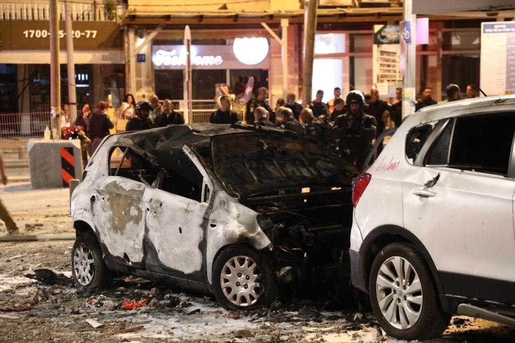 這是10月7日在以色列特拉維夫拍攝的遭火箭彈破壞的車輛。新華社發(fā)