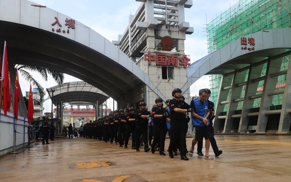 移交現(xiàn)場。公安部供圖