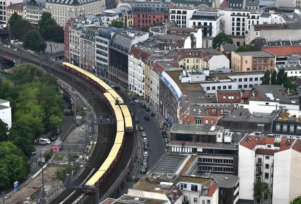 5月23日，列車在德國柏林市區(qū)行駛。新華社記者任鵬飛攝