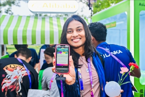 亞運村運動員正在展示個人的低碳賬戶。 受訪者供圖