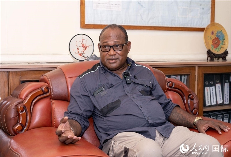 2023年9月13日，所羅門群島副總理兼基礎(chǔ)設(shè)施和發(fā)展部長梅納西·梅蘭加在首都霍尼亞拉接受人民網(wǎng)記者專訪。人民網(wǎng) 賀吉攝