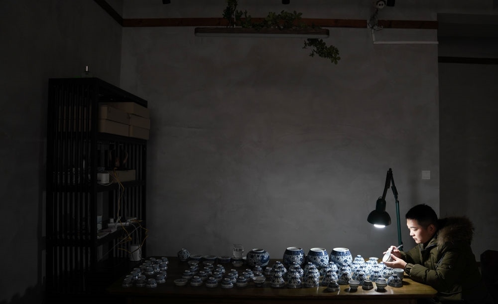 ↑ 2020年12月23日，手工陶瓷制作者在工作室檢測(cè)成品。