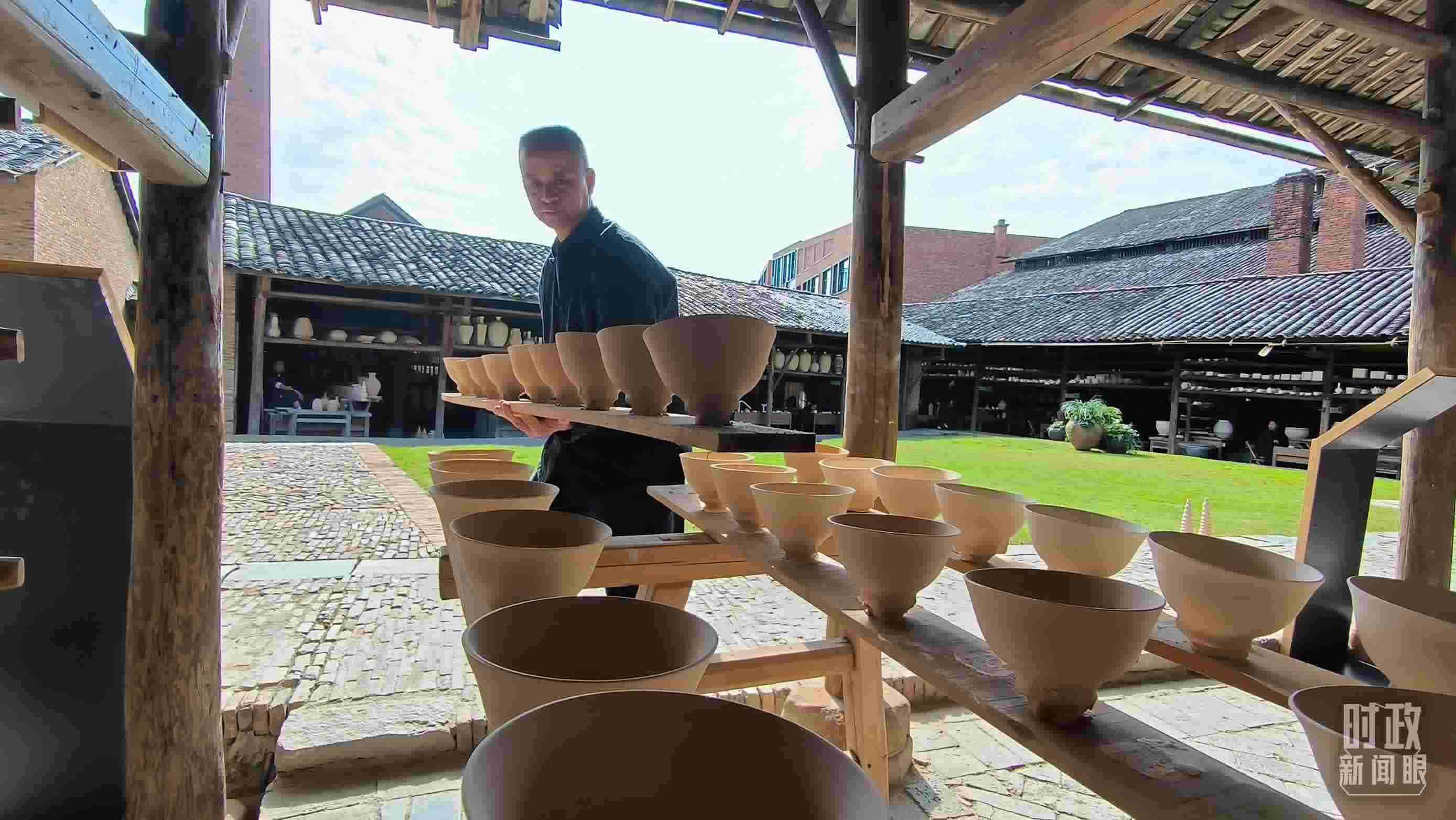 △匠人正在晾曬陶瓷制品。（總臺(tái)央視記者范凱拍攝）
