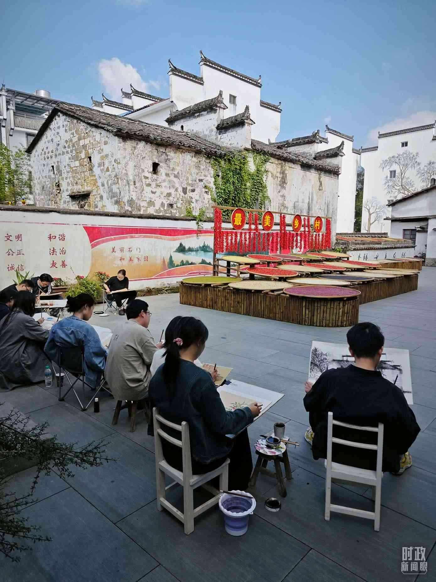 △來自中國(guó)美術(shù)學(xué)院的同學(xué)在石門村寫生。（總臺(tái)央視記者郁振一拍攝）