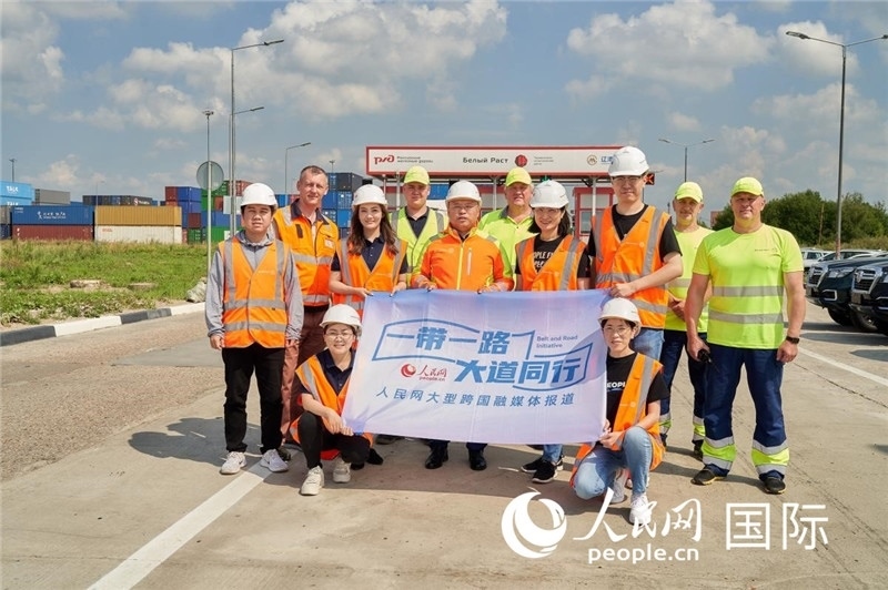 人民網(wǎng)記者在莫斯科別雷拉斯特物流中心采訪。