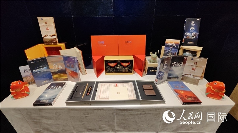 中央廣播電視總臺精品節(jié)目及文創(chuàng)產(chǎn)品展臺。人民網(wǎng) 蔣曉辰攝