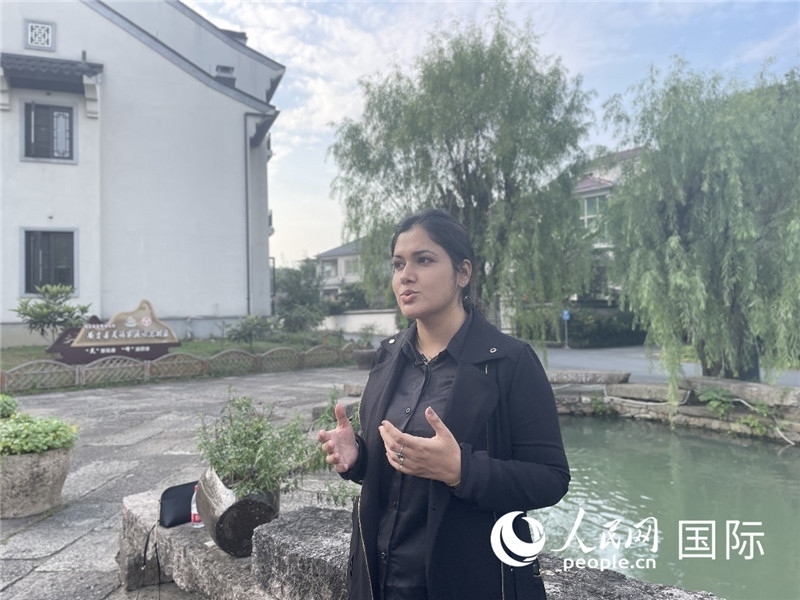 孟加拉國Channel 24電視頻道主持人伊斯拉特·阿敏在安吉接受記者采訪。人民網(wǎng)記者 張榮攝