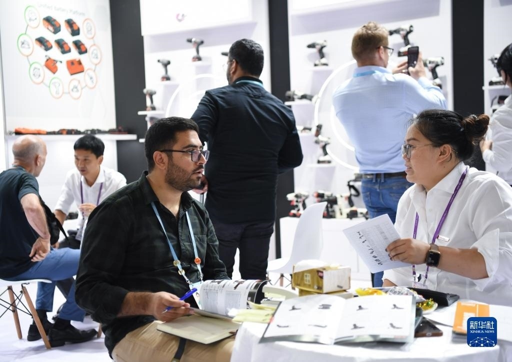 10月15日，在一家電動(dòng)工具展臺(tái)，外國(guó)采購(gòu)商在洽談業(yè)務(wù)。新華社記者 鄧華 攝