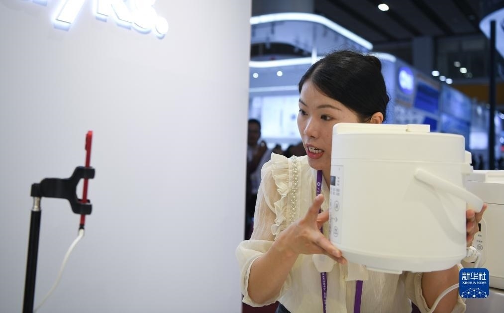 10月15日，參展的工作人員在展臺(tái)直播介紹家電產(chǎn)品。新華社記者 鄧華 攝