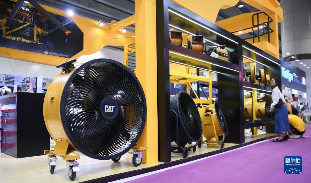 10月15日，參觀者在了解一家美國(guó)參展商的產(chǎn)品。新華社記者 鄧華 攝