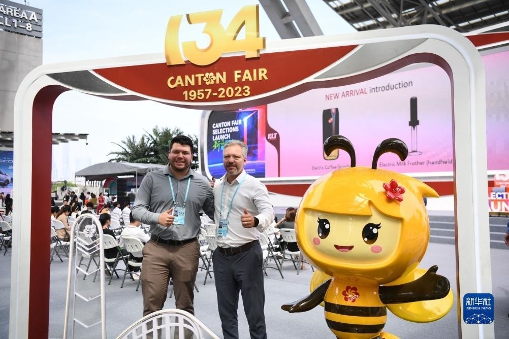 10月15日，來(lái)自巴西的采購(gòu)商在廣交會(huì)上合影。新華社記者 鄧華 攝