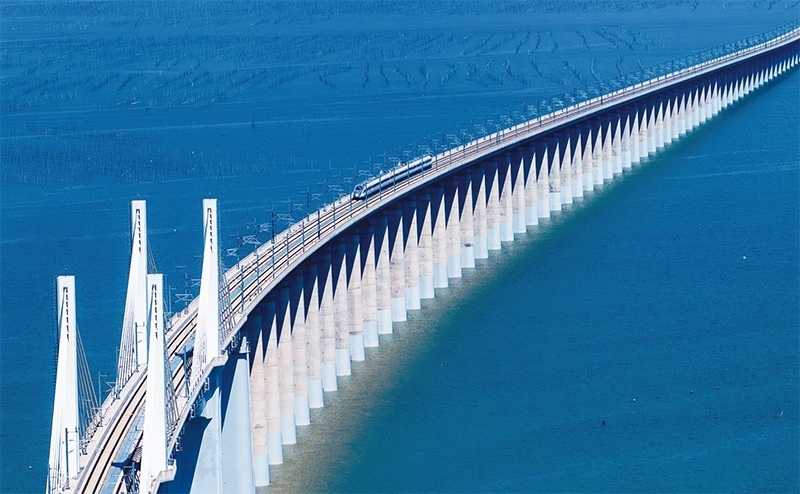 2023年9月28日，中國首條時速350公里跨海高鐵——福廈高鐵正式開通運營。圖為一列運行試驗車組駛過福廈高鐵湄洲灣跨海大橋（9月19日攝，無人機照片）。 新華社記者 魏培全/攝