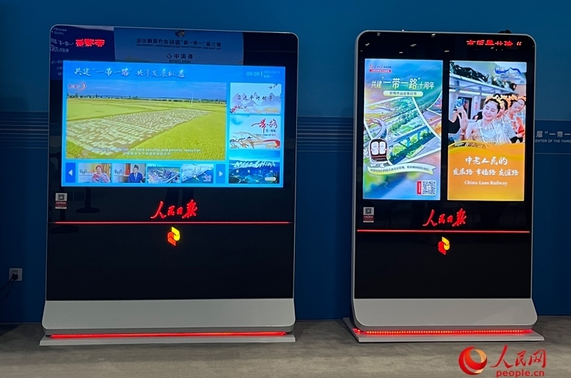 位于新聞中心的人民日報(bào)電子閱報(bào)欄。人民網(wǎng)記者 杜燕飛攝