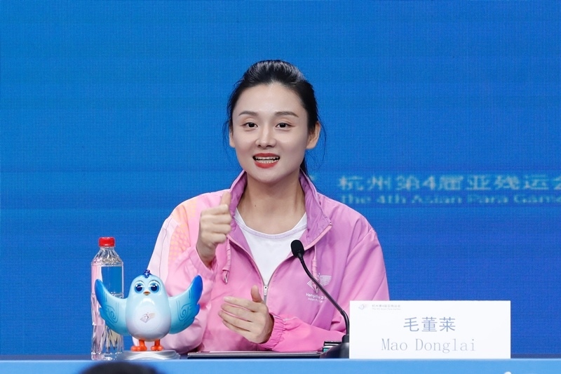 杭州市殘疾人綜合服務中心干事毛董萊介紹成為亞殘運會火炬手的經(jīng)歷。杭州亞殘組委供圖