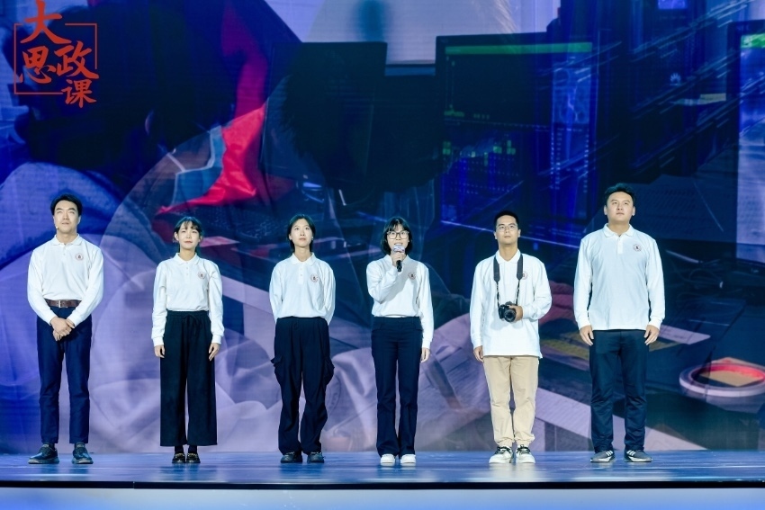 四川大學(xué)三星堆遺址考古隊(duì)隊(duì)長、考古文博學(xué)院教授黎海超和四川大學(xué)三星堆遺址考古隊(duì)隊(duì)員們