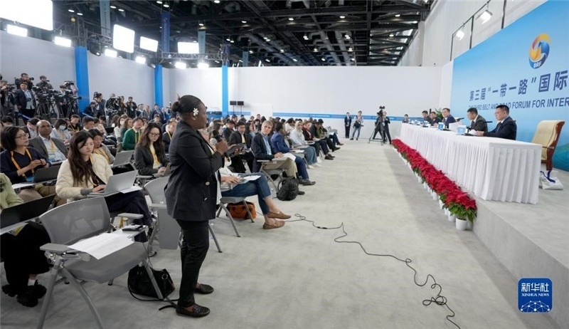 10月16日，第三屆“一帶一路”國際合作高峰論壇新聞中心在北京國家會議中心舉行首場吹風(fēng)會，邀請自然資源部國際合作司和相關(guān)單位負(fù)責(zé)人介紹有關(guān)情況，并回答記者提問。新華社記者 王毓國攝