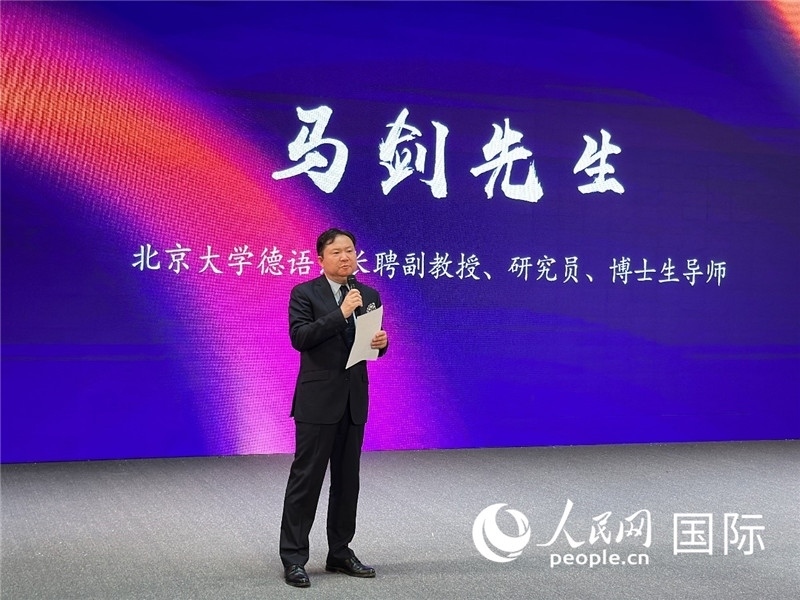 北京大學(xué)德語系長聘副教授馬劍點(diǎn)評學(xué)生表現(xiàn)。（攝影：張麗鷗）