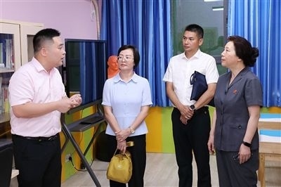 圖③：“小公民法律課堂”開講前，全國人大代表殷其龍（右二）、重慶市人大代表李自玲（左二）聽取楊家坪中學(xué)負(fù)責(zé)人關(guān)于未成年人思想教育工作情況的介紹。