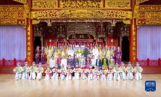  10月18日上午，國(guó)家主席習(xí)近平夫人彭麗媛邀請(qǐng)出席第三屆“一帶一路”國(guó)際合作高峰論壇的外方領(lǐng)導(dǎo)人夫人參觀中國(guó)工藝美術(shù)館（中國(guó)非物質(zhì)文化遺產(chǎn)館）。這是彭麗媛同外方領(lǐng)導(dǎo)人夫人與文藝演出演職人員合影。新華社記者 丁林 攝