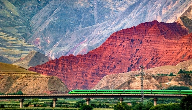 穿越丹霞地貌的火車。蘭州局集團(tuán)公司融媒體中心供圖