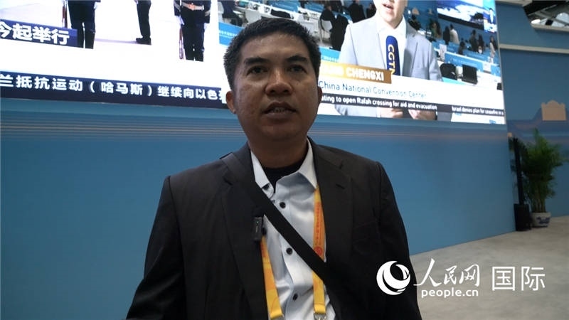 印尼《辛加朗綜合日?qǐng)?bào)》記者班邦·蘇利斯提奧（Bambang Sulistio）與記者交談。人民網(wǎng) 楊春燕攝