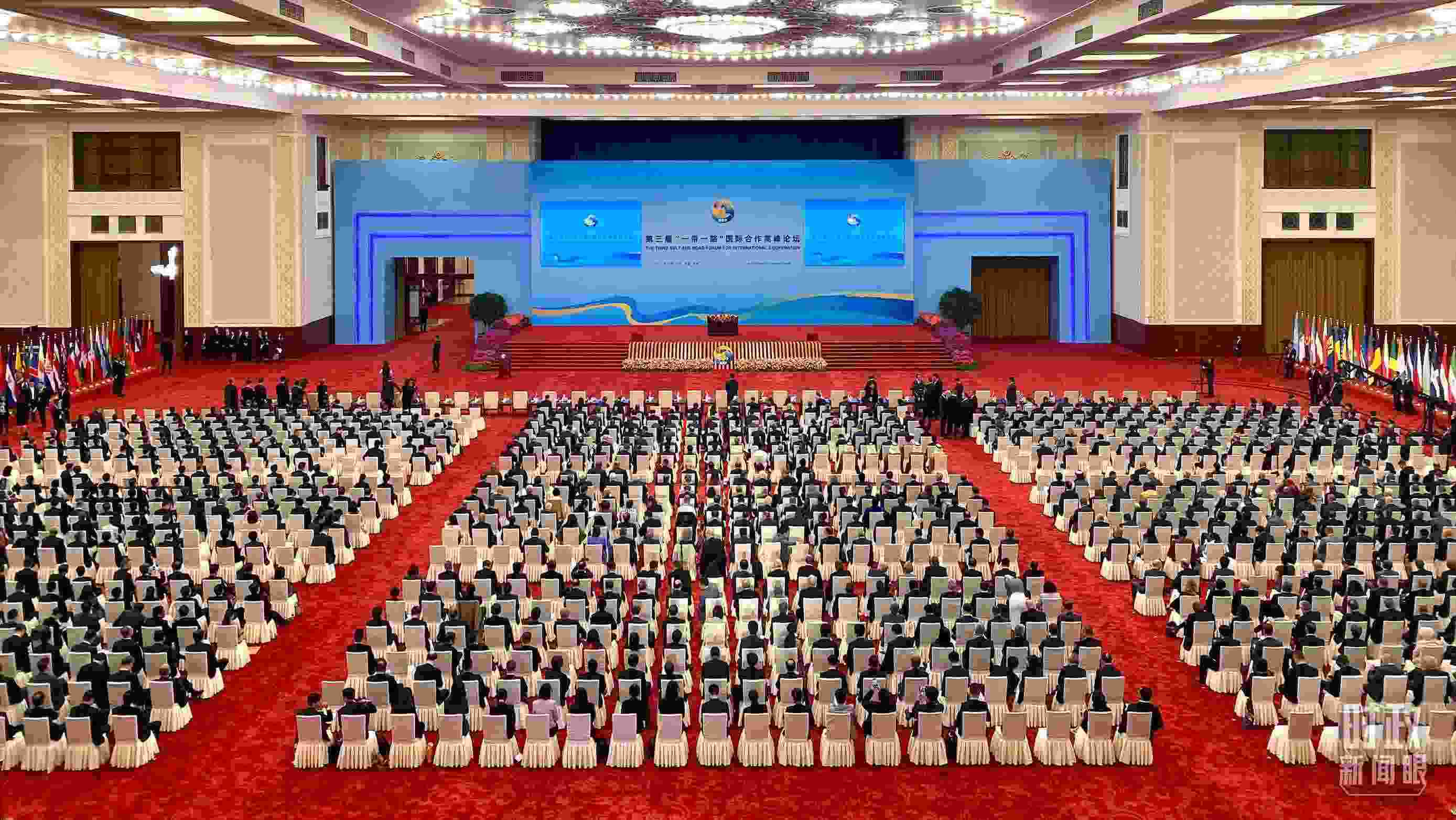 △人民大會(huì)堂宴會(huì)廳。這是開幕式之前的現(xiàn)場。（總臺(tái)央視記者李增仁拍攝）