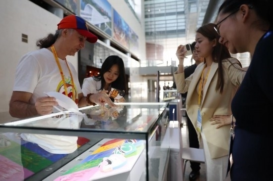 10月16日，參會記者在“一帶一路”國際合作高峰論壇新聞中心參觀展示的中國非物質(zhì)文化遺產(chǎn)展品。新華社記者 陳斌 攝