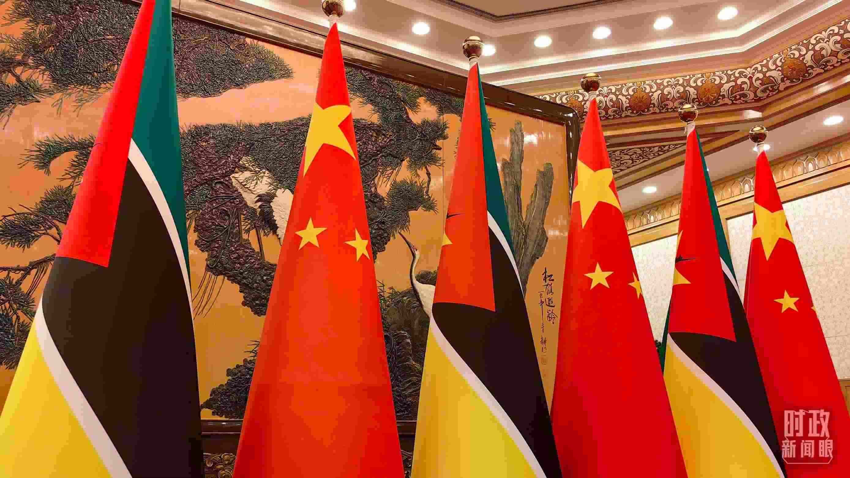 △會見現(xiàn)場，中國、莫桑比克兩國國旗。（總臺央廣記者潘毅拍攝）