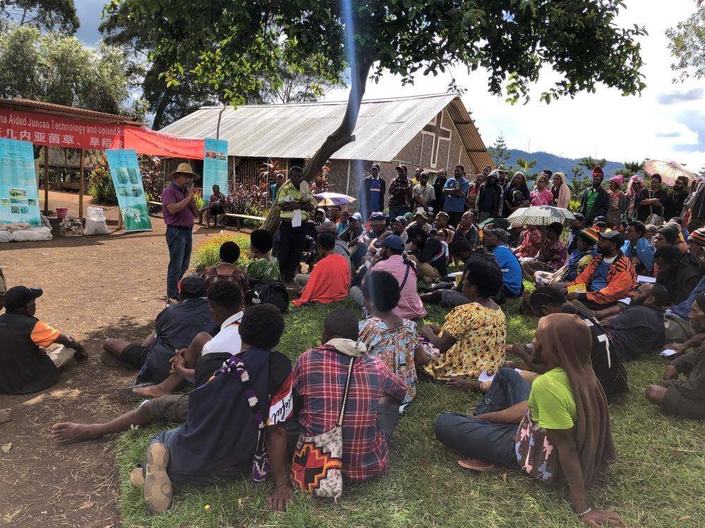 △2020年12月15日，中國(guó)專家在巴布亞新幾內(nèi)亞?wèn)|高地省中國(guó)援助巴新菌草和旱稻技術(shù)項(xiàng)目第9期培訓(xùn)班上授課。