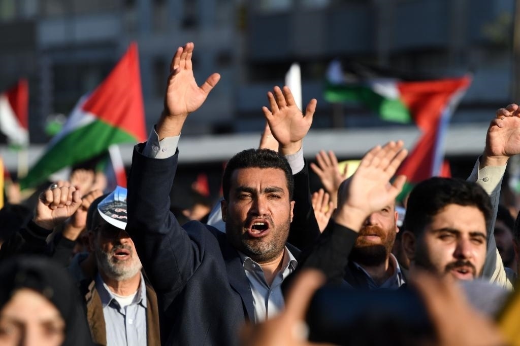 10月18日，人們在伊朗德黑蘭舉行集會。當(dāng)日，突尼斯、土耳其、伊朗等多國民眾舉行集會，表達(dá)對巴勒斯坦人民的支持，并譴責(zé)針對加沙城醫(yī)院的襲擊。新華社記者 沙達(dá)提 攝