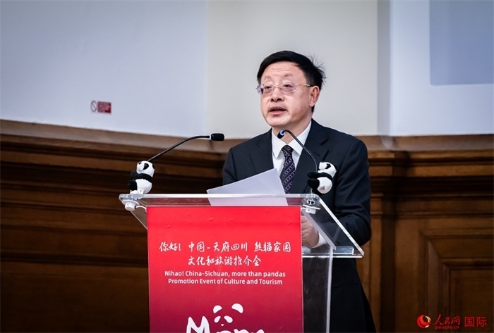 四川省文化和旅游廳廳長(zhǎng)戴允康作文化旅游推介。人民網(wǎng) 郭錦標(biāo)攝