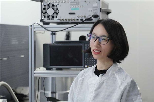 李婧在中國科學(xué)院紫金山天文臺(tái)毫米波和亞毫米波技術(shù)實(shí)驗(yàn)室。（受訪者供圖）