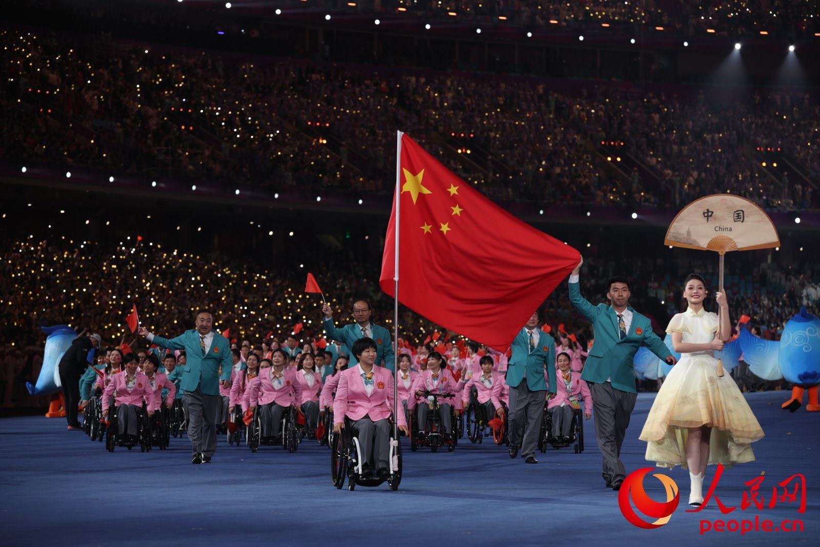 開幕式上，中國體育代表團(tuán)入場。人民網(wǎng) 周靜圓攝