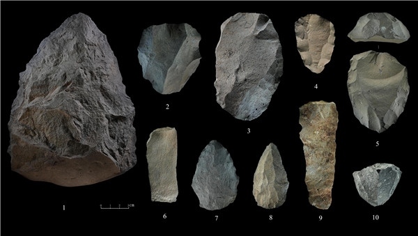 石制品 1.手斧 2、4、5.勒瓦婁哇石核（循環(huán)剝片法、優(yōu)先剝片法）3.勒瓦婁哇石葉石核 6.勒瓦婁哇石葉 7、8.勒瓦婁哇尖狀器 9.石葉 10.錐形石葉石核。中肯聯(lián)合考古隊供圖