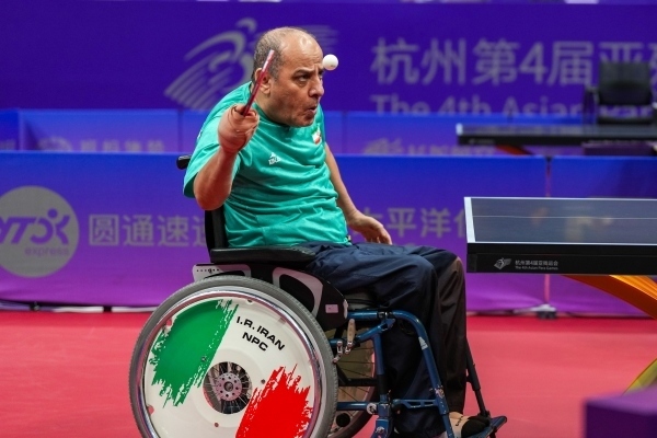 10月23日，杭州第4屆亞殘運(yùn)會乒乓球男子單打Class2小組循環(huán)賽舉行。圖為伊朗隊(duì)選手哈桑·簡費(fèi)尚在比賽中。圖片來源：杭州亞殘組委會