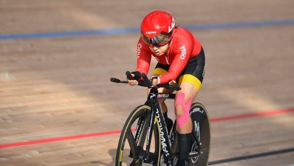 10月23日，杭州第4屆亞殘運(yùn)會場地自行車女子個(gè)人C4-5級3000米追逐賽金牌賽舉行。圖為中國隊(duì)選手季子賢在比賽中。圖片來源：杭州亞殘組委會