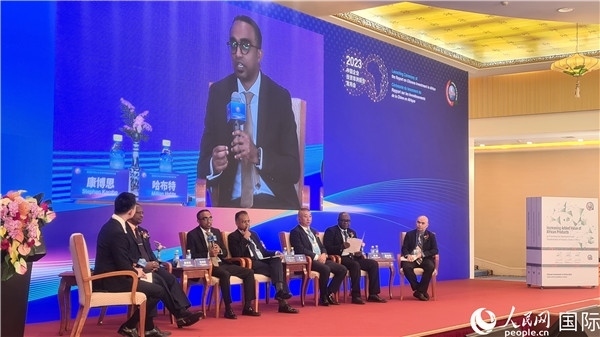 與會(huì)嘉賓展開座談。人民網(wǎng)記者 萬(wàn)宇攝