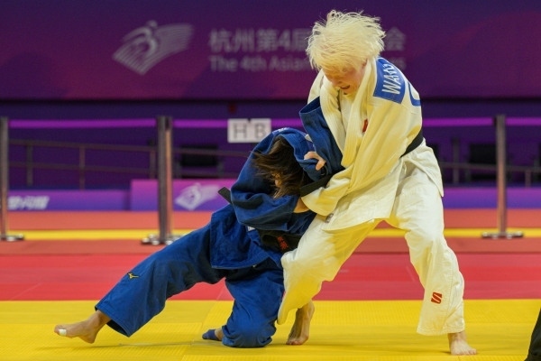 10月24日，杭州第4屆亞殘運會柔道女子J2級57公斤級決賽舉行。圖為中國隊選手王嘉楠（右）和日本隊選手廣瀨順子在比賽中。圖片來源：杭州亞殘組委