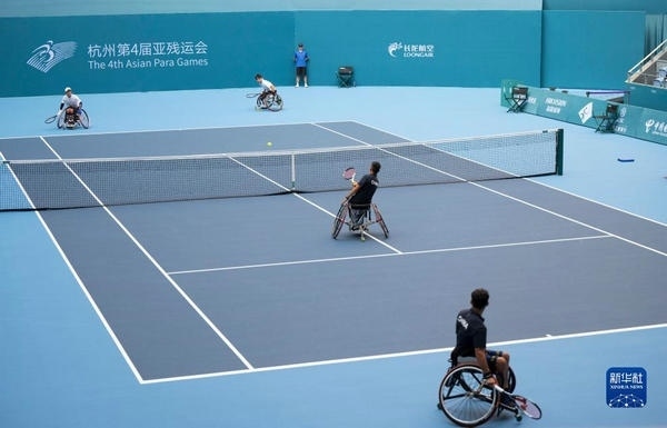 10月24日，在杭州第4屆亞殘運會輪椅網(wǎng)球男子雙打1/4決賽中，中國組合董順江/紀珍旭以0比2不敵韓國組合任浩元/韓成奉，無緣半決賽。圖為董順江（右二）/紀珍旭（右一）在比賽中。新華社記者 才揚攝