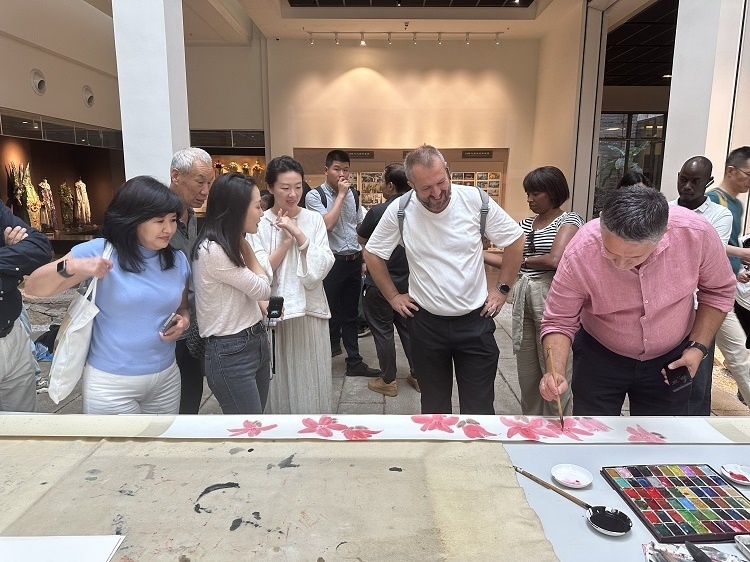 首屆國際傳播“絲路獎”獲獎代表等在廣州市荔灣區(qū)永慶坊參加文化交流活動。楊爍壁、王燕攝影報道