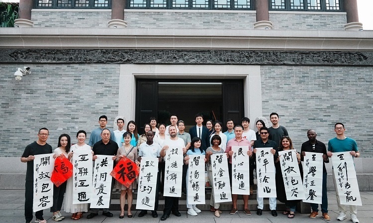 首屆國際傳播“絲路獎”獲獎代表等在廣州市荔灣區(qū)永慶坊參加文化交流活動。楊爍壁、王燕攝影報道